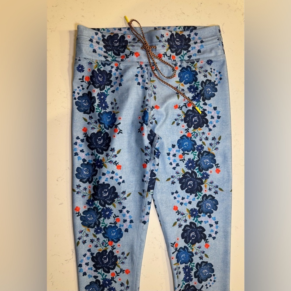 The Upside Floral Performance Leggings Blue Dahlia Print Size 8 NWT - Picture 3 of 8